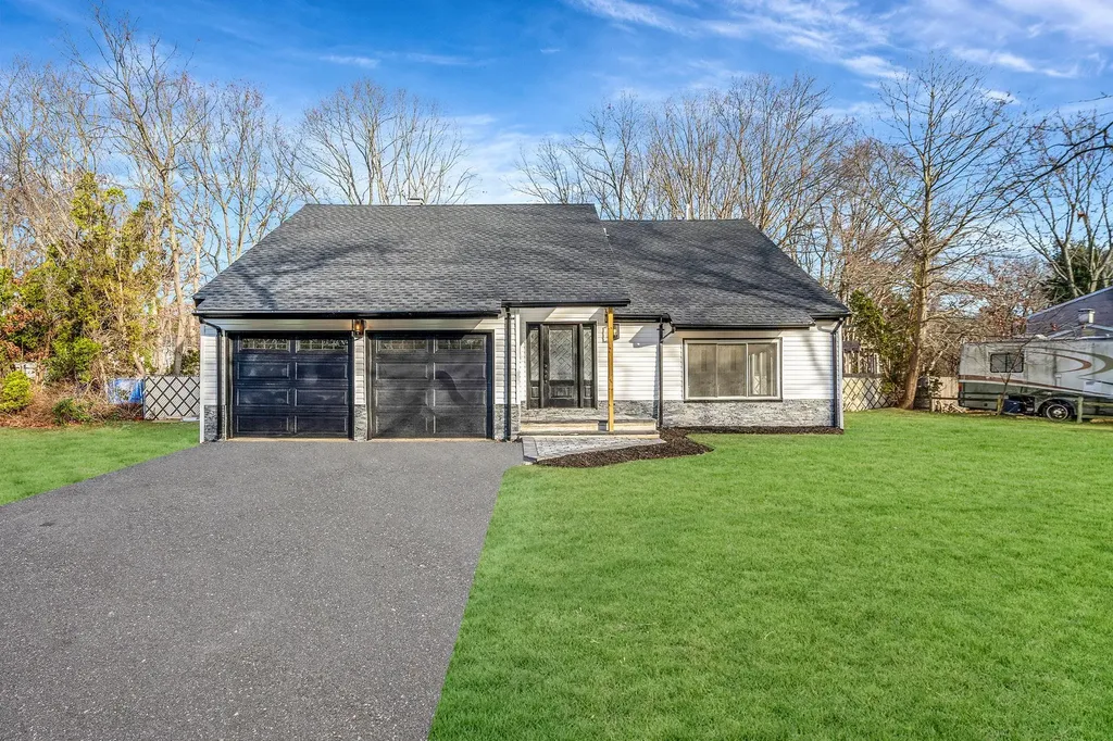 124 Sequoia Drive Coram NY 11727