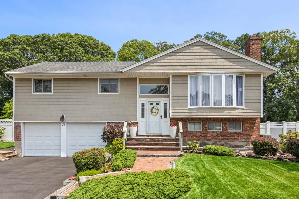 31 Sterling Lane Smithtown NY 11787