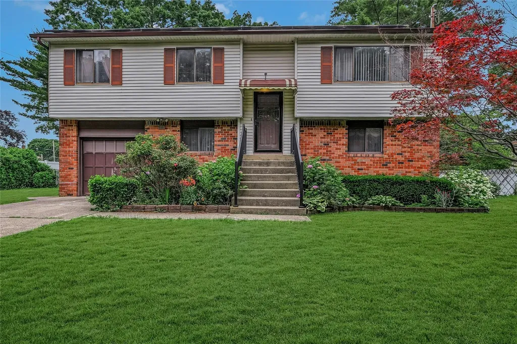 103 Lakeway Drive West Babylon NY 11704