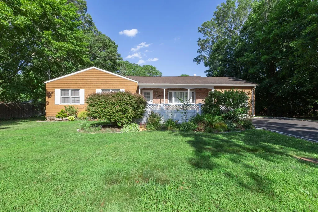 23 4th Street Moriches NY 11955
