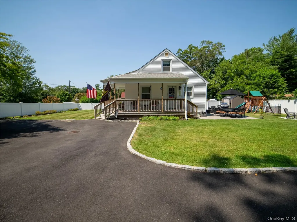 21 Pearl Road Rocky Point NY 11778