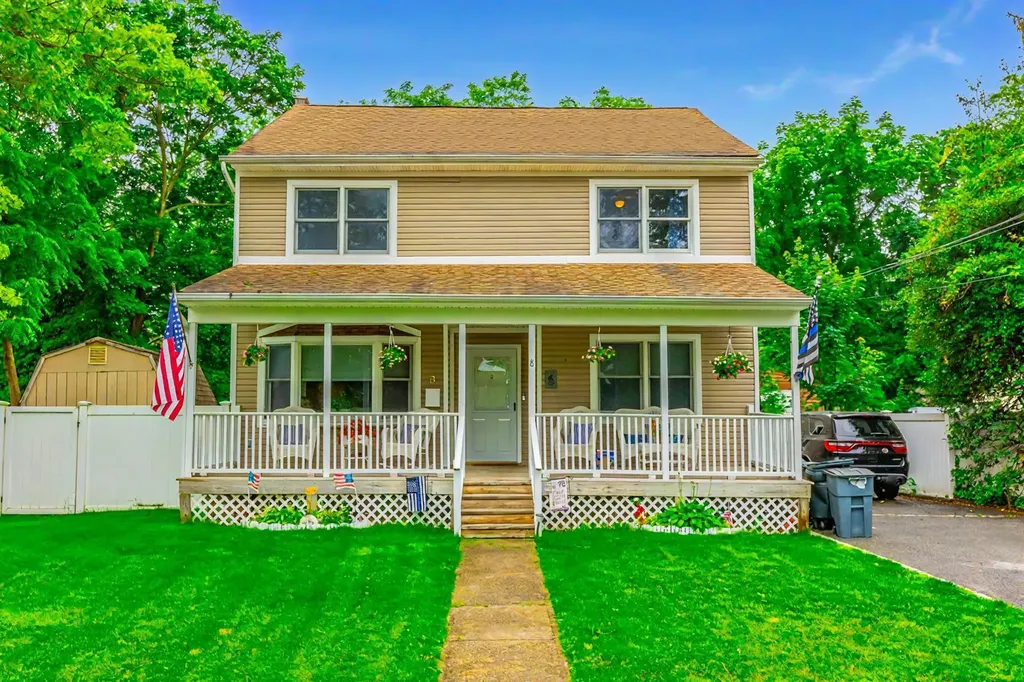 8 Division Avenue East Islip NY 11730