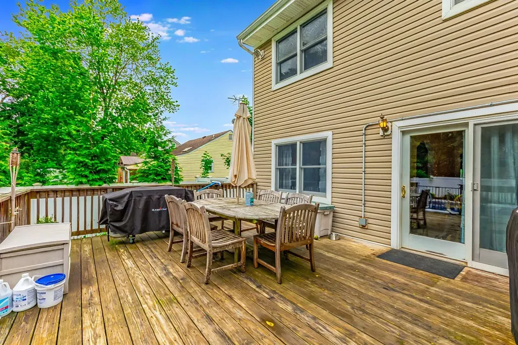 8 Division Avenue East Islip NY 11730