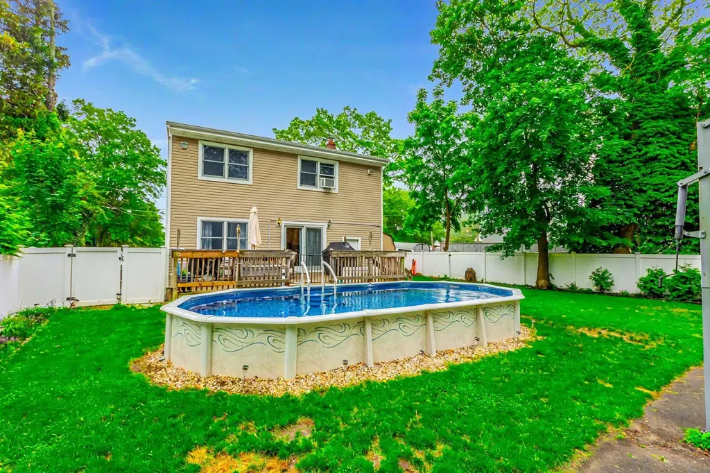 8 Division Avenue East Islip NY 11730