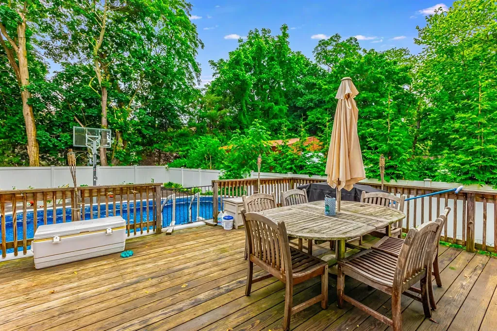 8 Division Avenue East Islip NY 11730