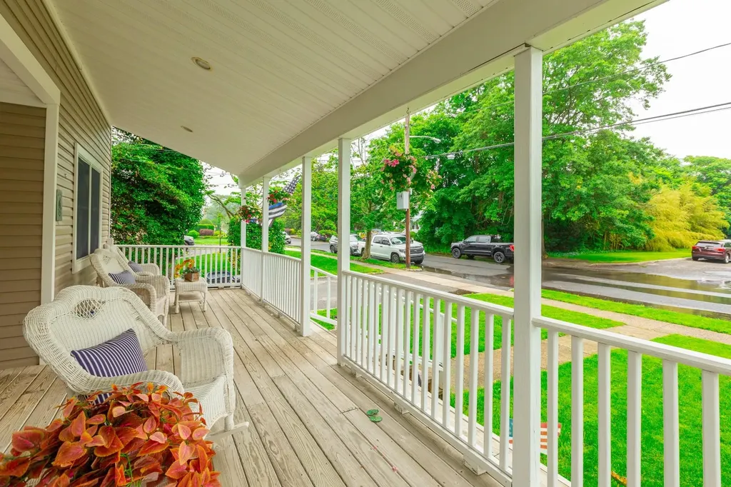 8 Division Avenue East Islip NY 11730