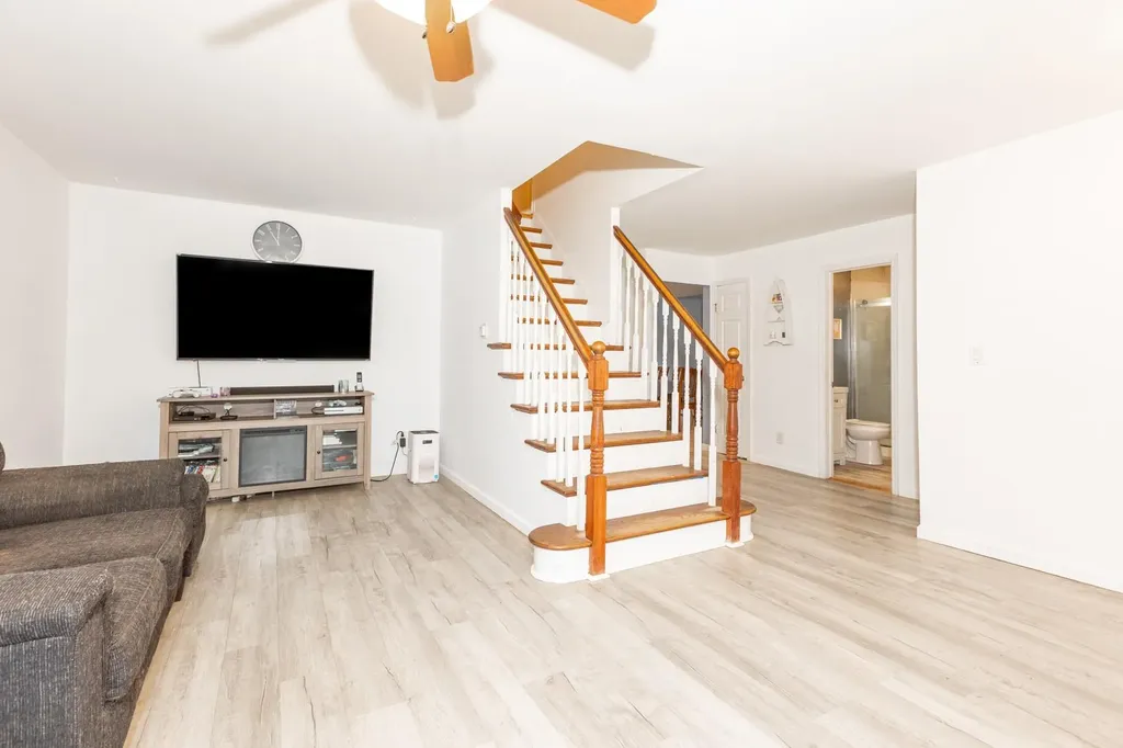 8 Division Avenue East Islip NY 11730