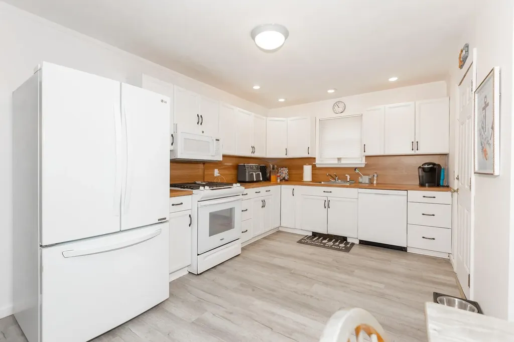 8 Division Avenue East Islip NY 11730