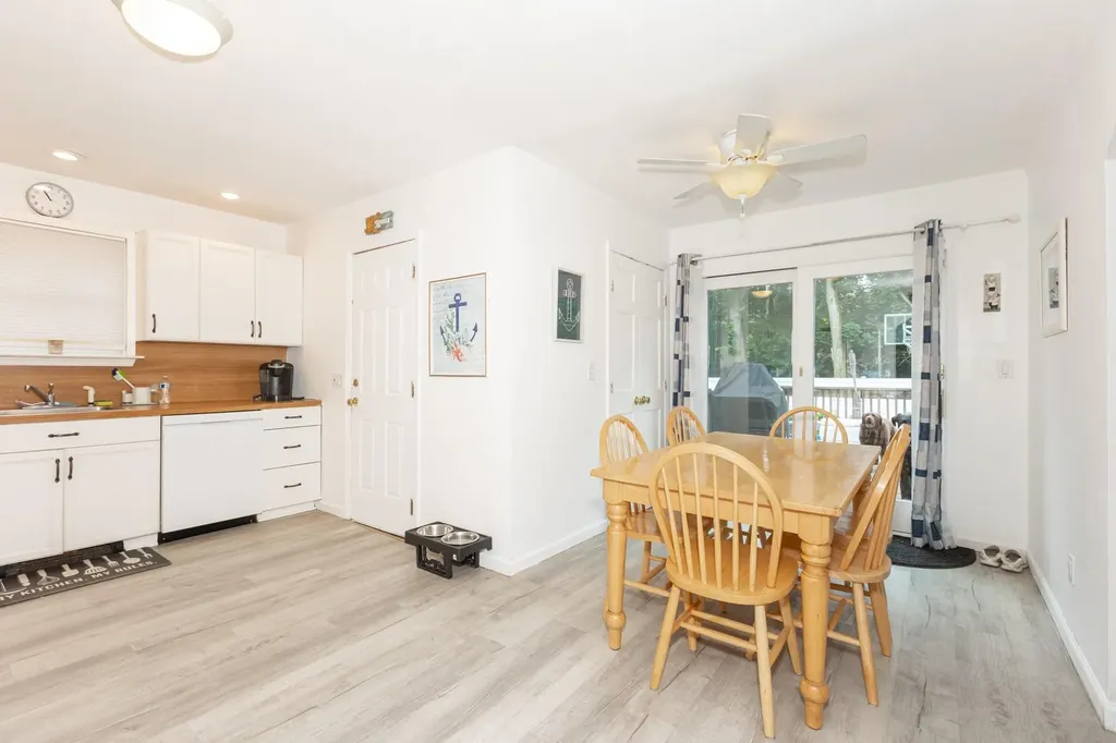 8 Division Avenue East Islip NY 11730
