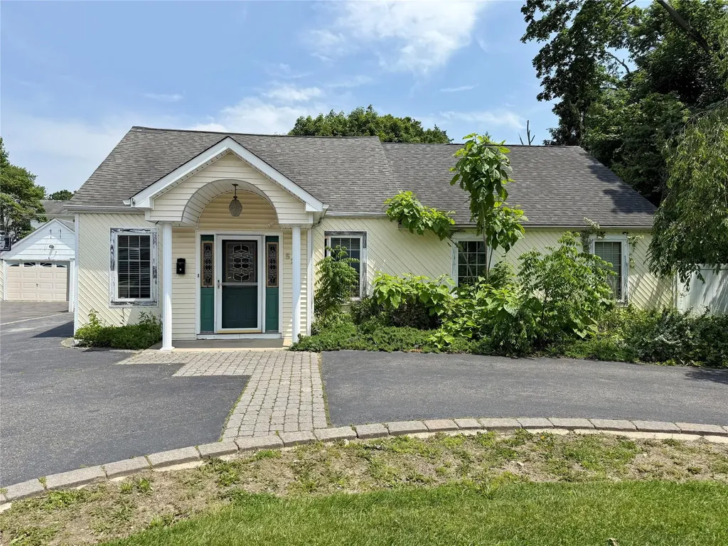 527 Carlls Path Deer Park NY 11729