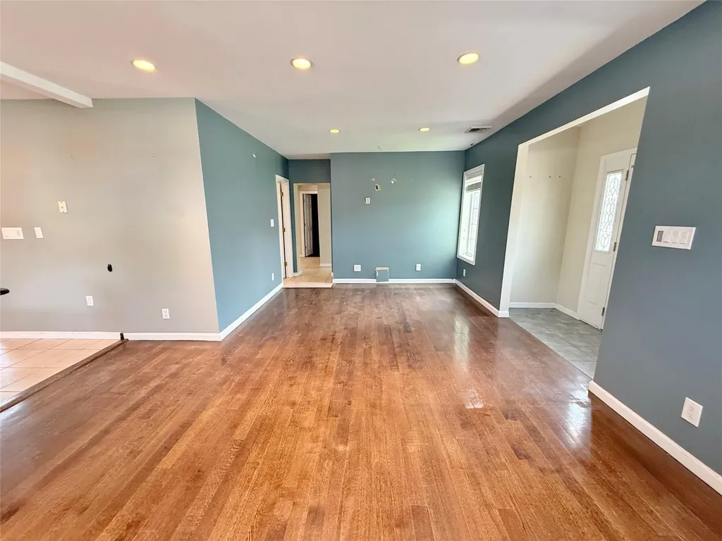 527 Carlls Path Deer Park NY 11729