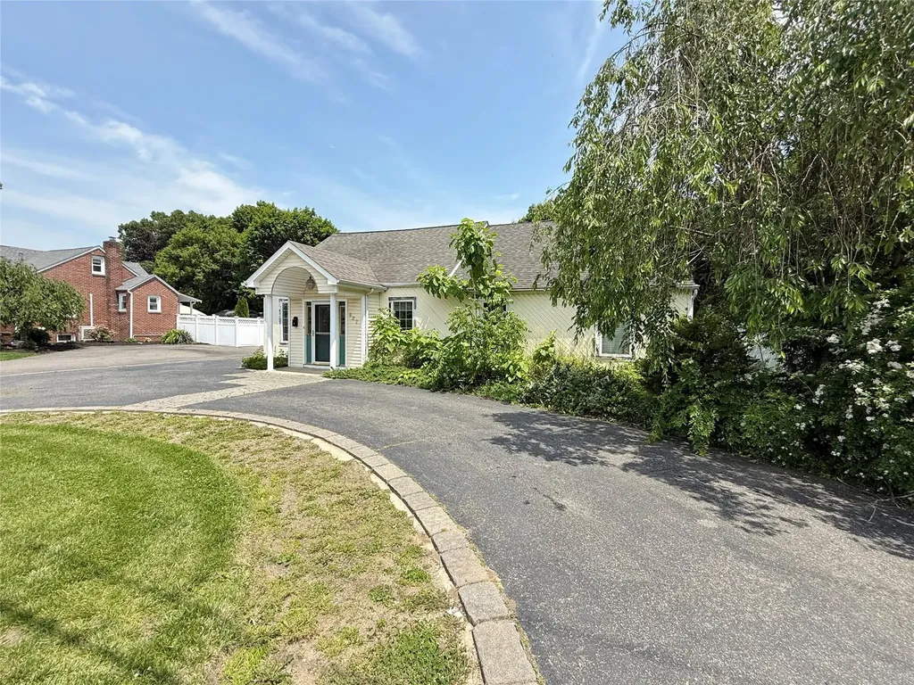 527 Carlls Path Deer Park NY 11729