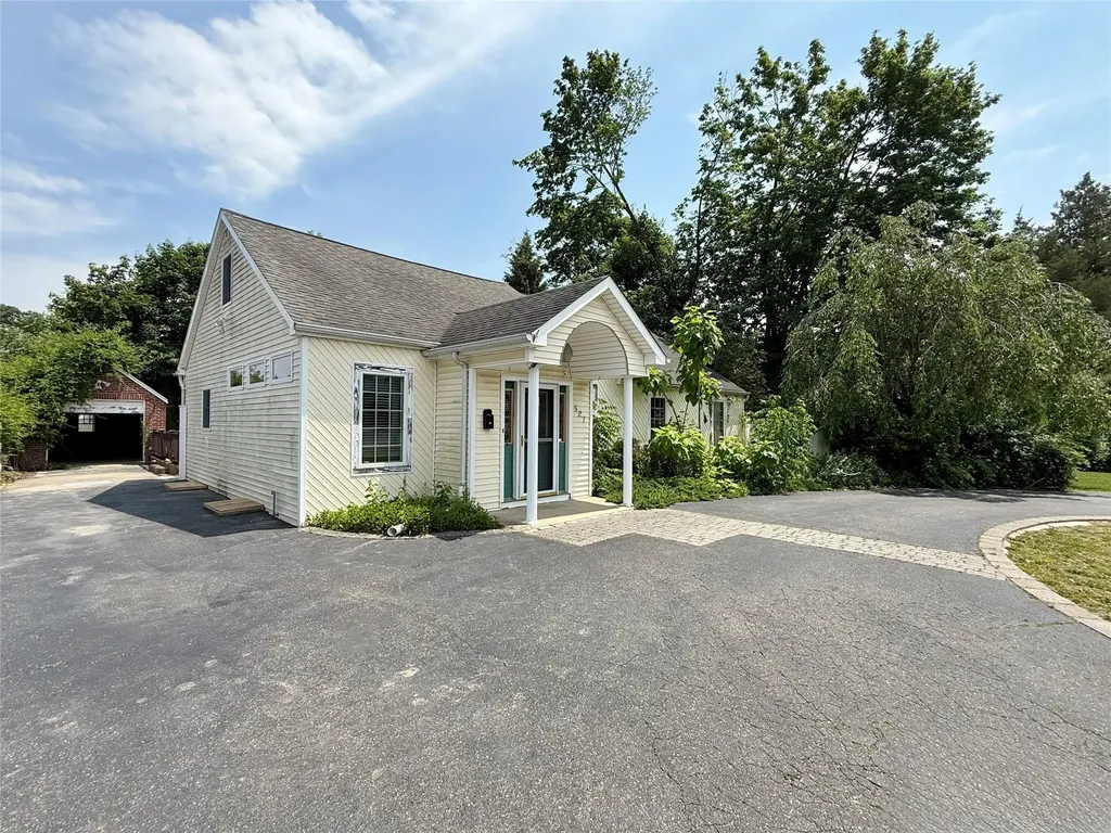 527 Carlls Path Deer Park NY 11729