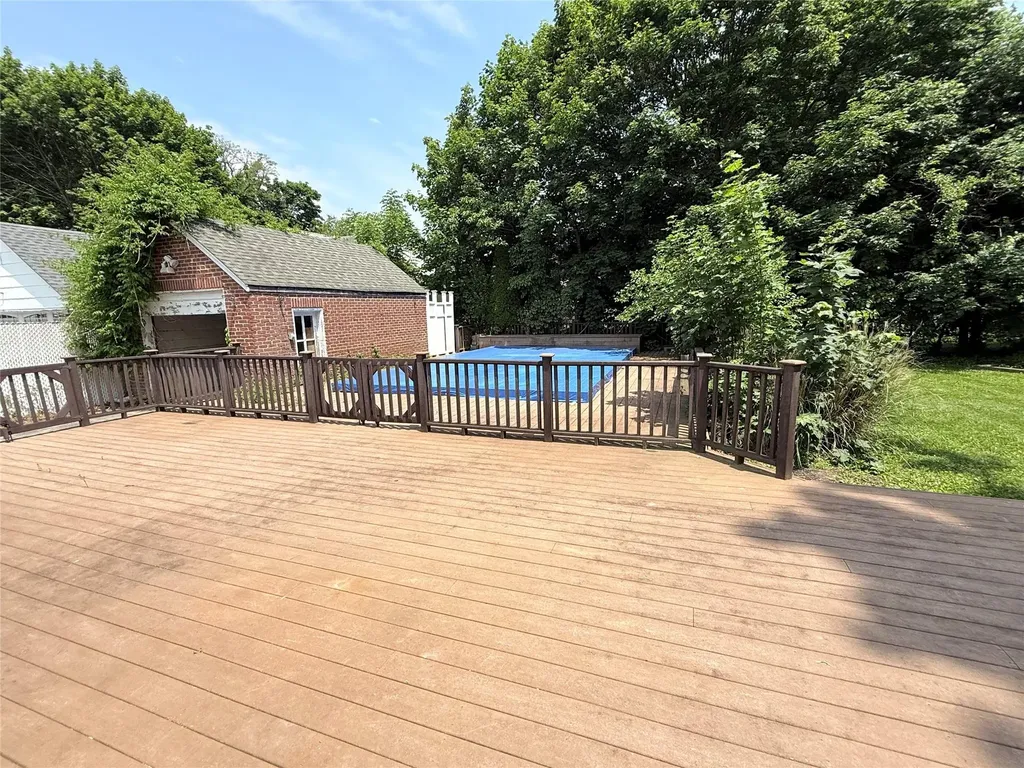 527 Carlls Path Deer Park NY 11729