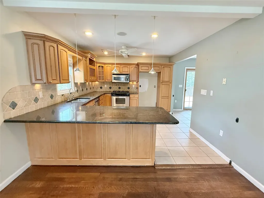 527 Carlls Path Deer Park NY 11729