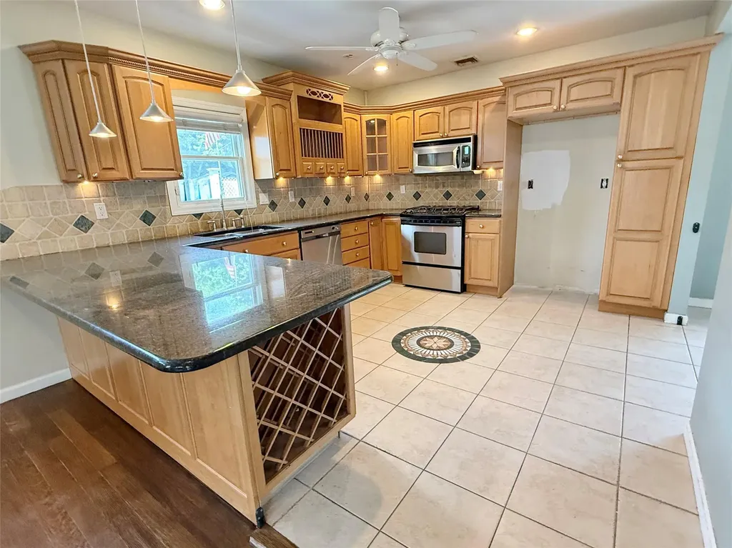 527 Carlls Path Deer Park NY 11729