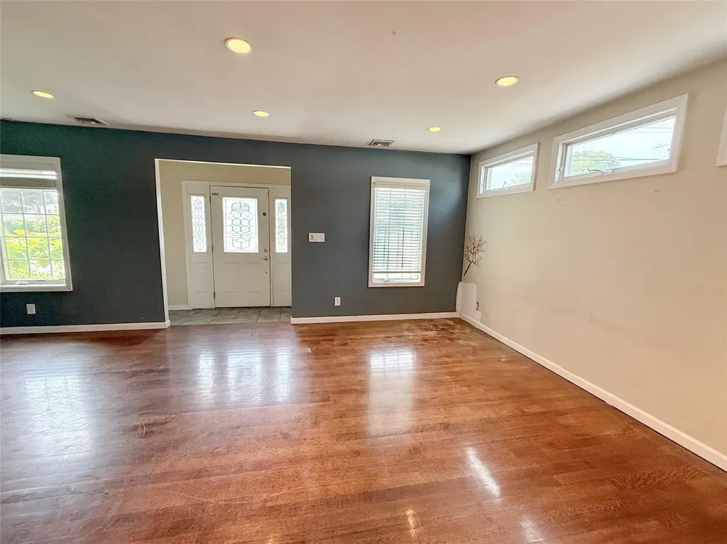 527 Carlls Path Deer Park NY 11729
