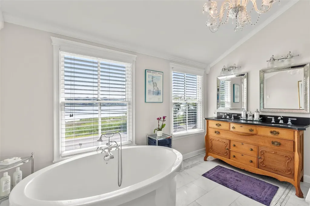 16 Dyke Road Setauket NY 11733