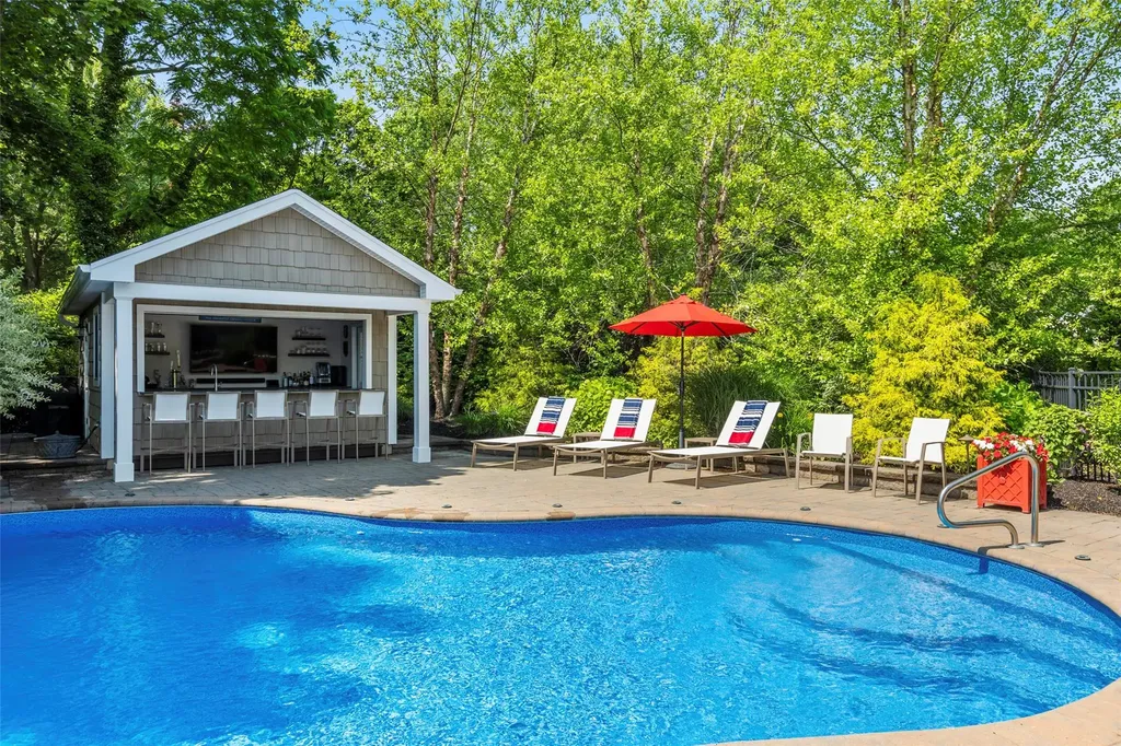 16 Dyke Road Setauket NY 11733