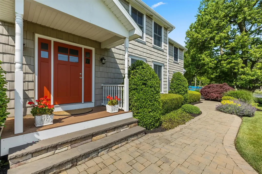 16 Dyke Road Setauket NY 11733