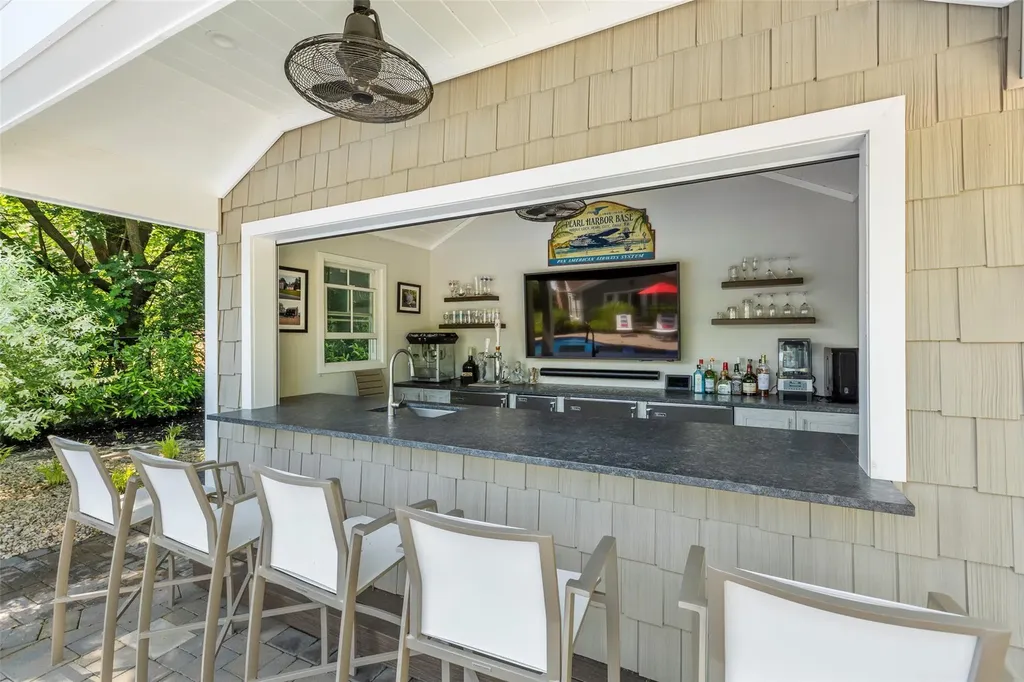 16 Dyke Road Setauket NY 11733