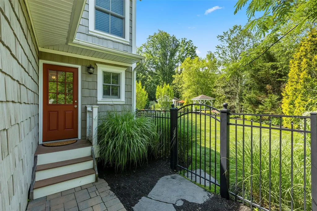 16 Dyke Road Setauket NY 11733