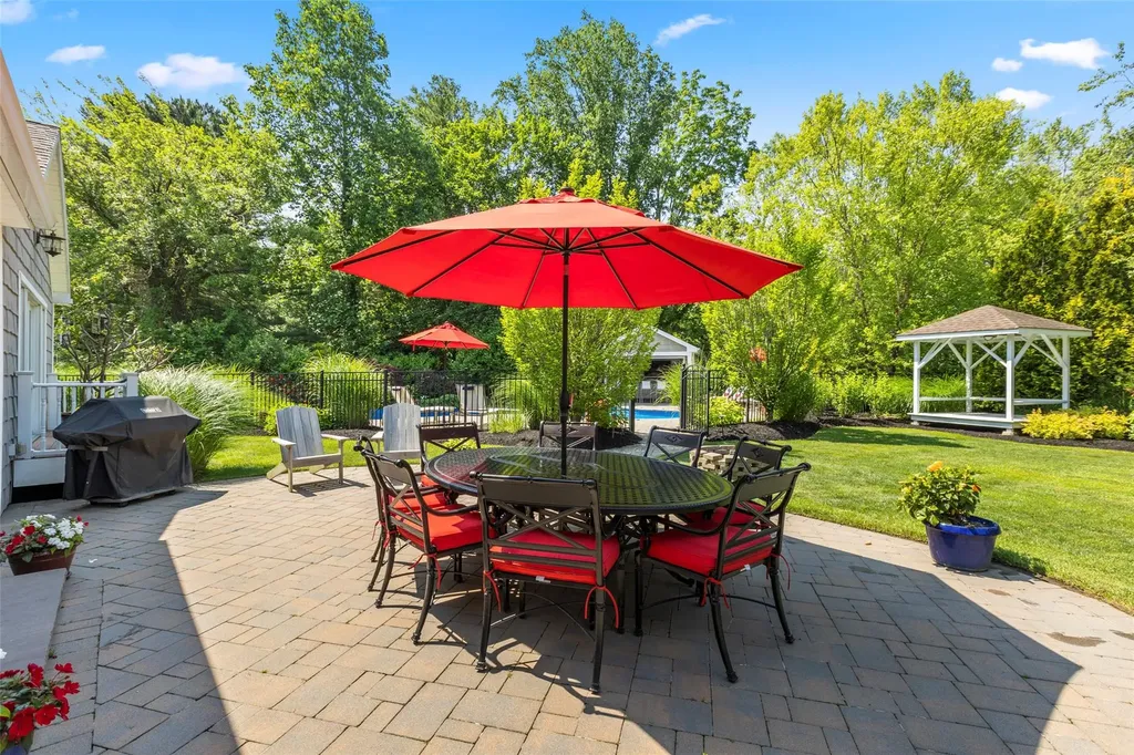 16 Dyke Road Setauket NY 11733