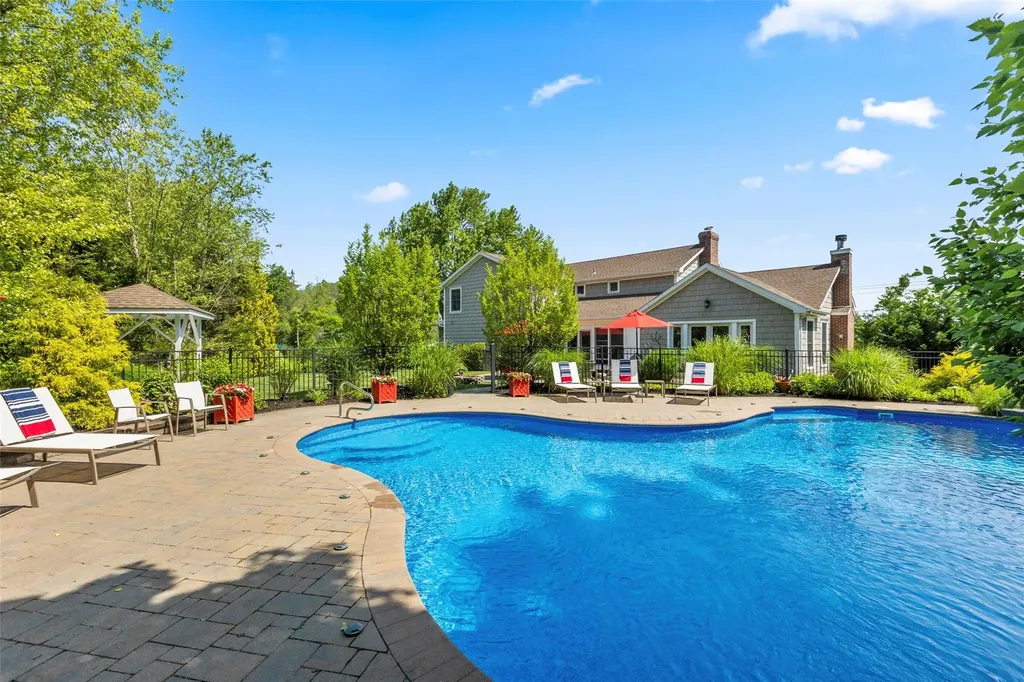 16 Dyke Road Setauket NY 11733