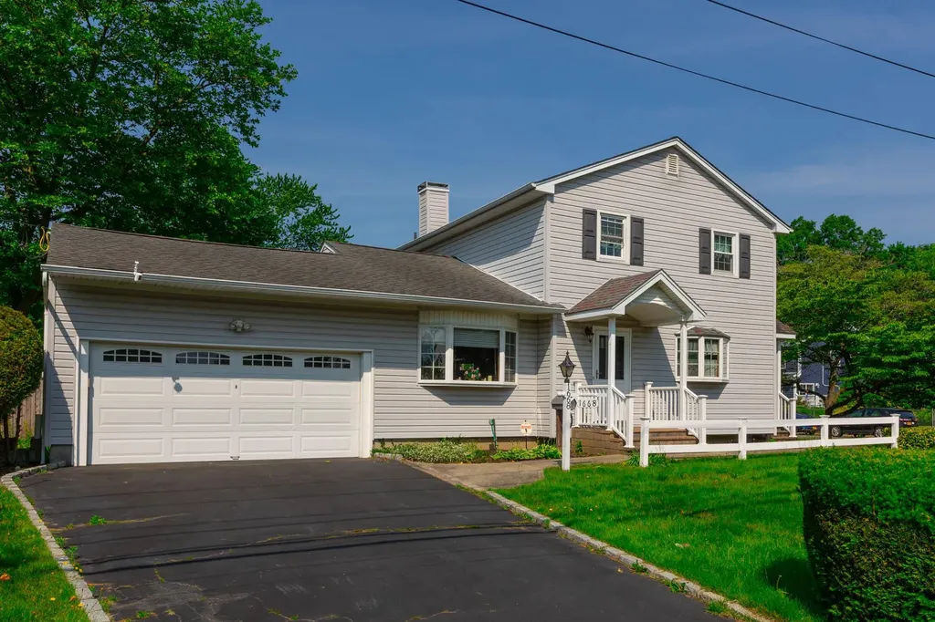 1668 Manatuck Boulevard Bay Shore NY 11706