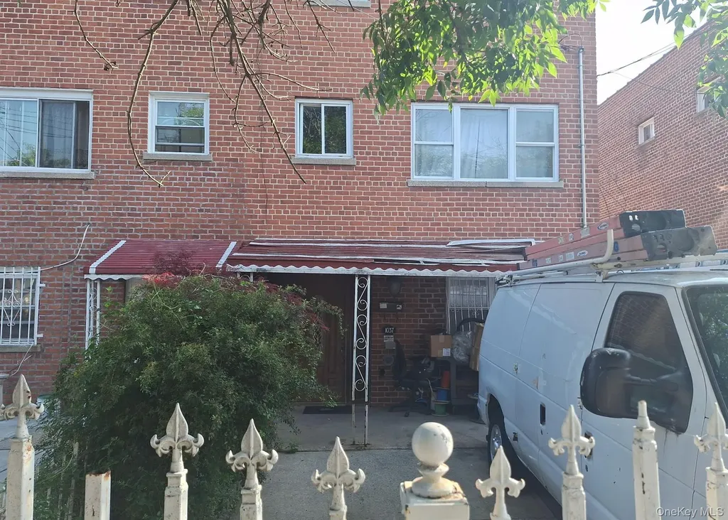 1037 E 219th Street Bronx NY 10469
