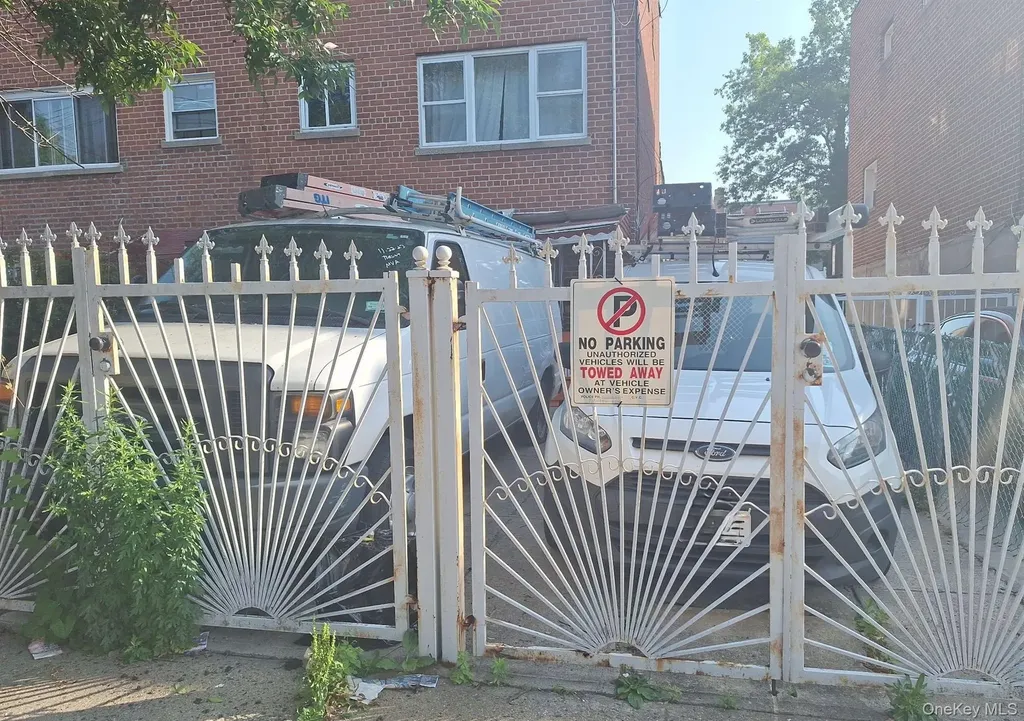 1037 E 219th Street Bronx NY 10469