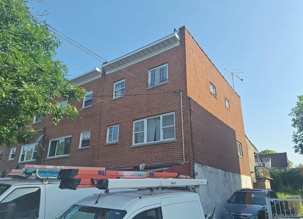 1037 E 219th Street Bronx NY 10469
