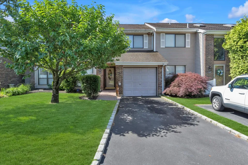 239 Pond View Lane Smithtown NY 11787