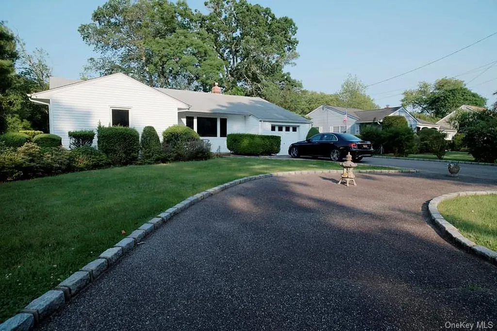 408 Ackerson Boulevard Brightwaters NY 11718