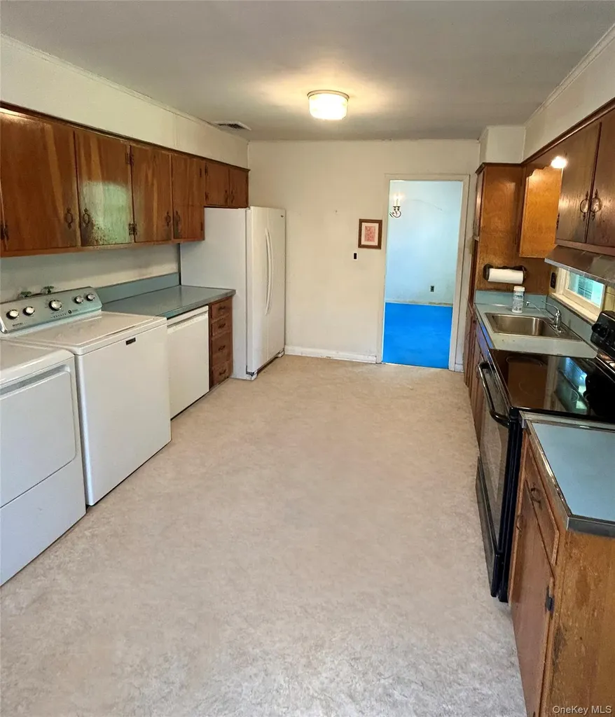 408 Ackerson Boulevard Brightwaters NY 11718