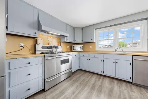 25 Meadow Lane Amityville NY 11701