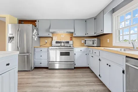 25 Meadow Lane Amityville NY 11701