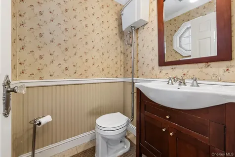 25 Meadow Lane Amityville NY 11701