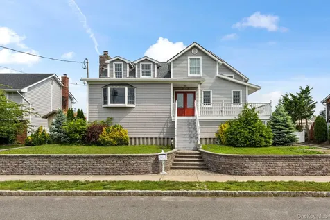 25 Meadow Lane Amityville NY 11701