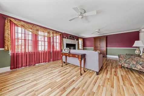 25 Meadow Lane Amityville NY 11701