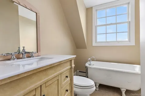 25 Meadow Lane Amityville NY 11701