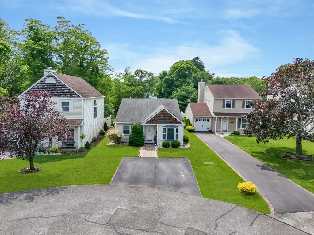 8 Peacock Path Coram NY 11727