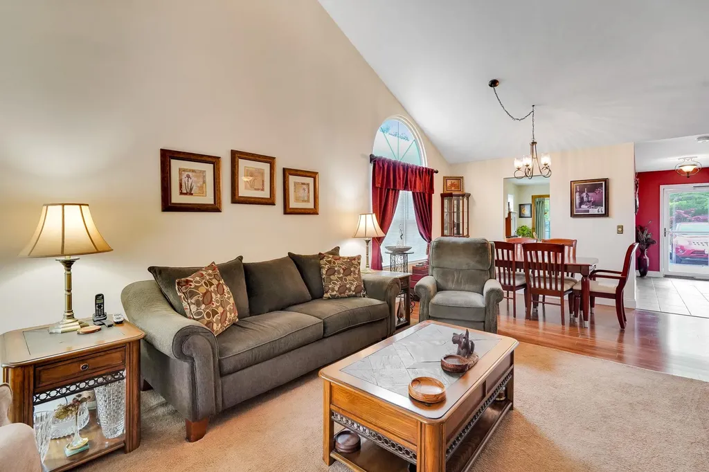 8 Peacock Path Coram NY 11727