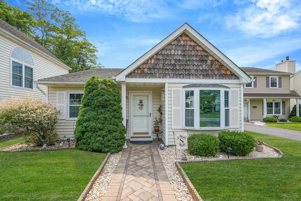 8 Peacock Path Coram NY 11727