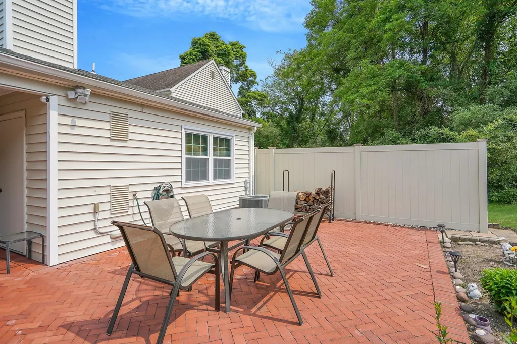 8 Peacock Path Coram NY 11727