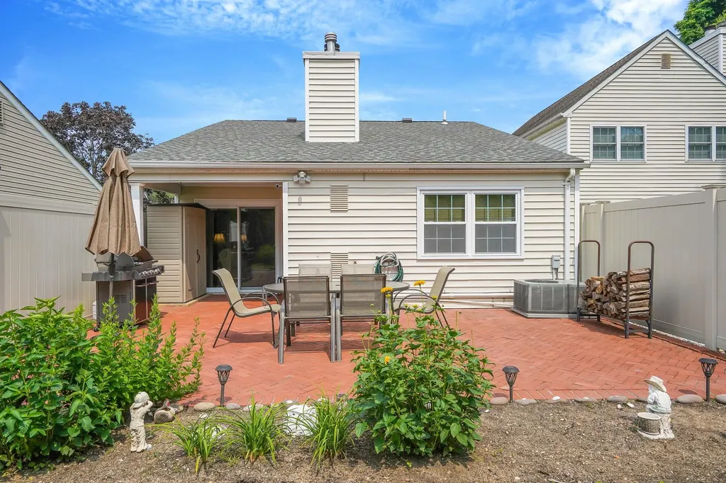 8 Peacock Path Coram NY 11727