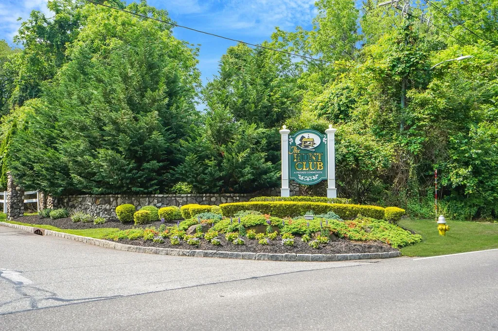 8 Peacock Path Coram NY 11727