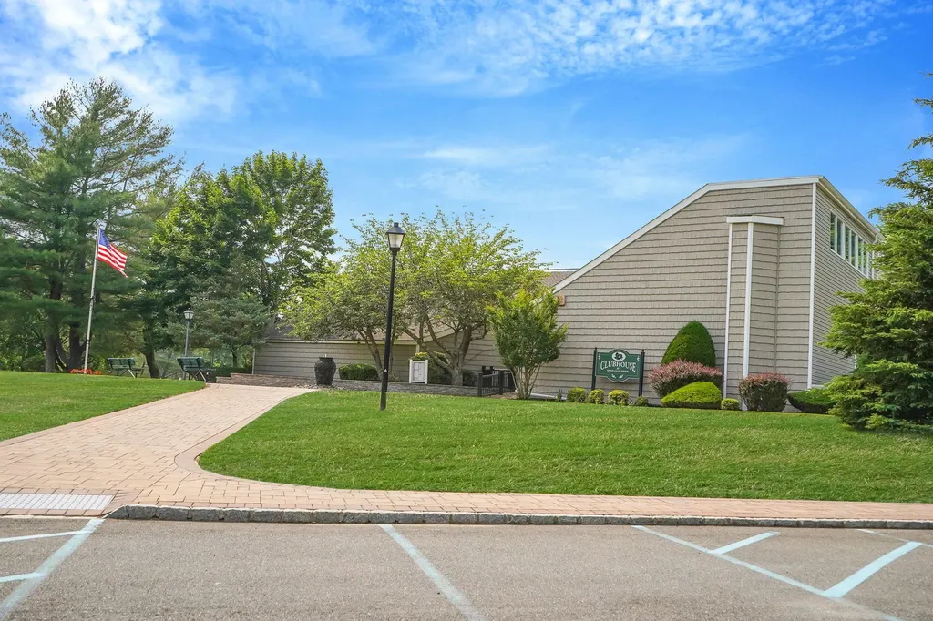 8 Peacock Path Coram NY 11727