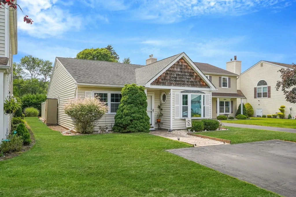 8 Peacock Path Coram NY 11727