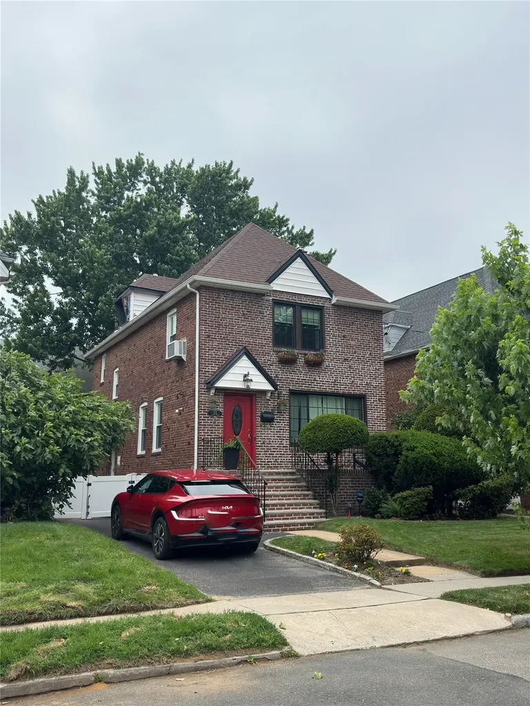 152 Bixley Heath Lynbrook NY 11563